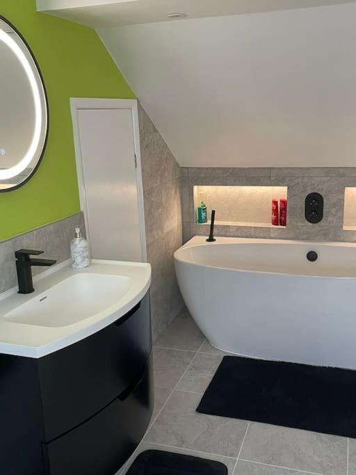 Seascape - Stylish Modern Apartment Barton on Sea Exteriör bild